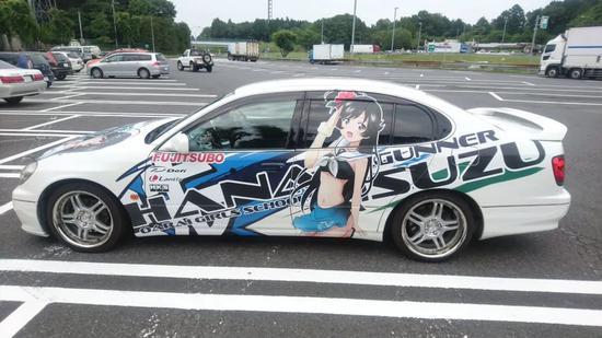 起初大家都以毛绒玩具,手办和贴纸来装饰汽车,直到互联网带来了二次元