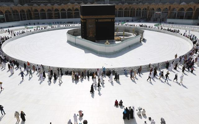 沙特重开麦加大清真寺但禁触摸克尔白圣殿,数百人仍聚集引担忧