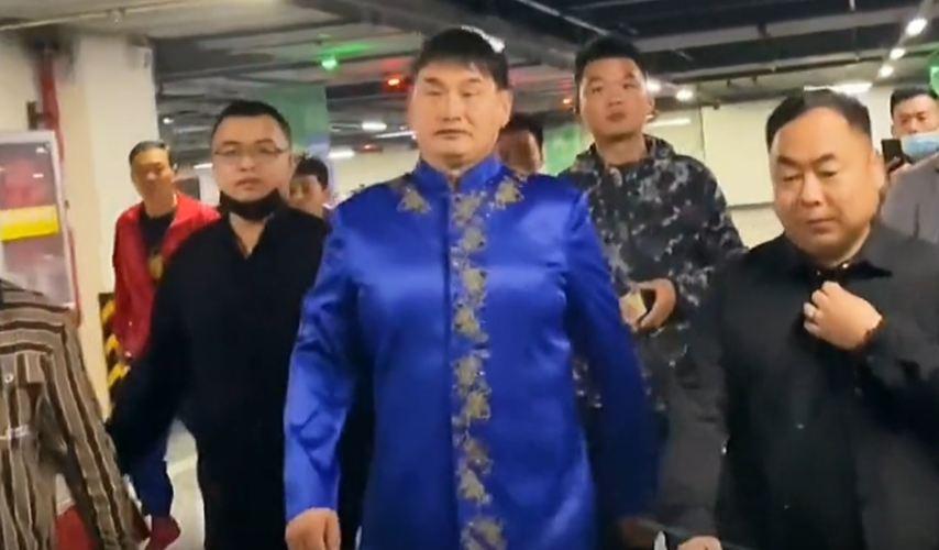 大衣哥搬新家后走穴,演出连换3身新衣太讲究,气场都不一样了