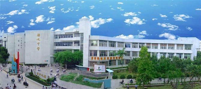 这是广东省梅州市丰顺县汤坑镇汤坑中学,走进大门能看见左边墙壁上的