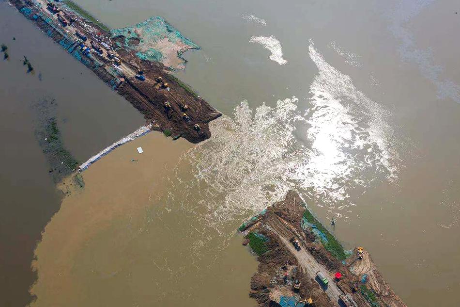 河南暴雨救援丨直击新乡决口现场合拢还剩30余米