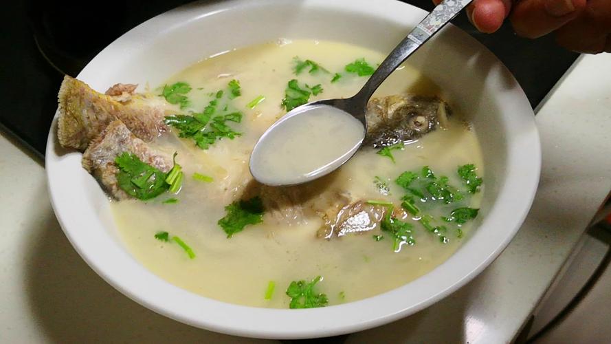 【鲫鱼汤家常做法】:鲫鱼2条 葱 姜 盐 胡椒粉适量