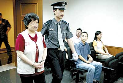 毕玉玺的妻子王学英被带上法庭.(王文波 摄)