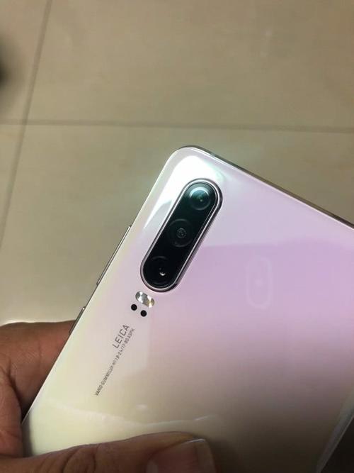 华为p30华为p30而且摄像头有一点点的偏白,不如华为p20pro,可能是我