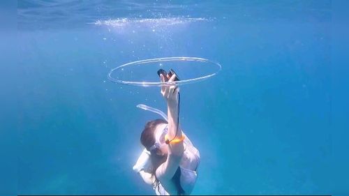 成都户外游泳爱好者 花样跳水多姿多彩!