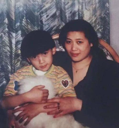 朱一龙小时候与妈妈合影,真是一个模子里刻出来,俩人