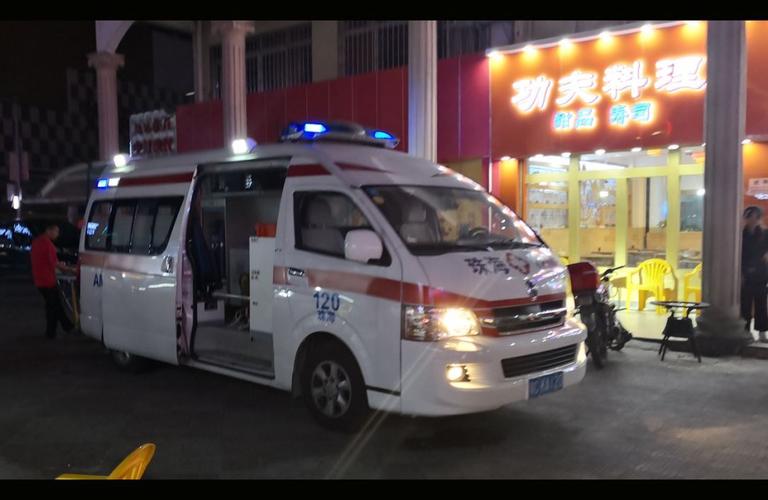 热心朋友连忙报警 警察和120救护车也及时到场 经初步检查 救护人员