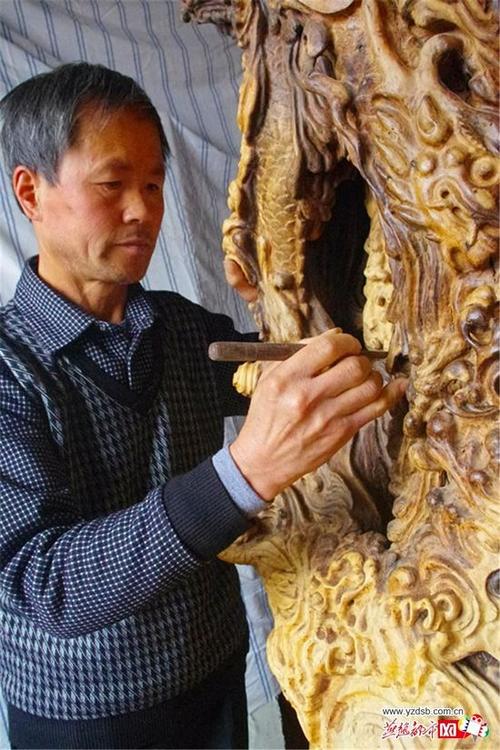 海兴县大良户村62岁的老农孙宝坤,耗时三年半在一株千年古枣木上雕刻