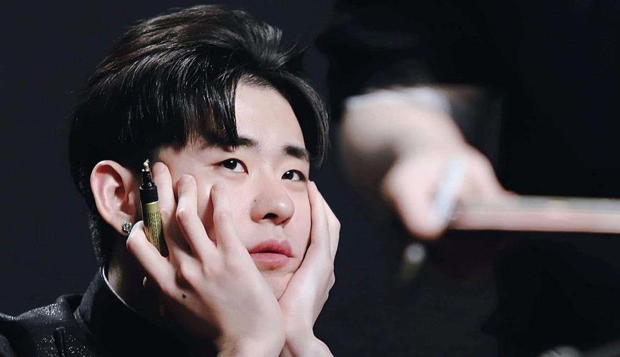 张云雷不理负面评论发布首张个人写真集,取名或有深意