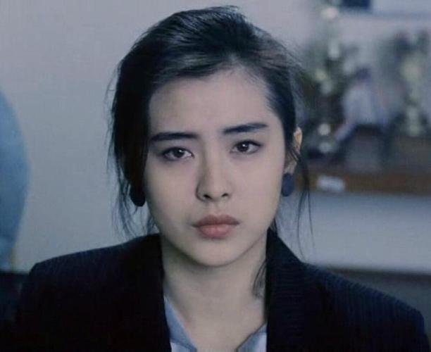 王祖贤凸嘴和鼻孔外露,眼距过宽