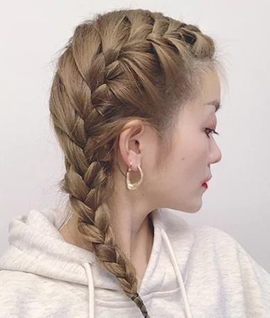 鱼骨辫双马尾这一款发型对于女性来说会对颜值更加友好一点,不会有