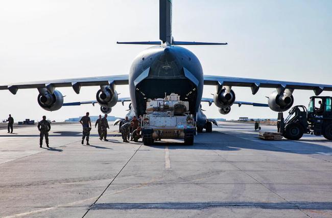 c17现身台海,这款运输机有多牛?17架就能运输1个旅,我国急需!