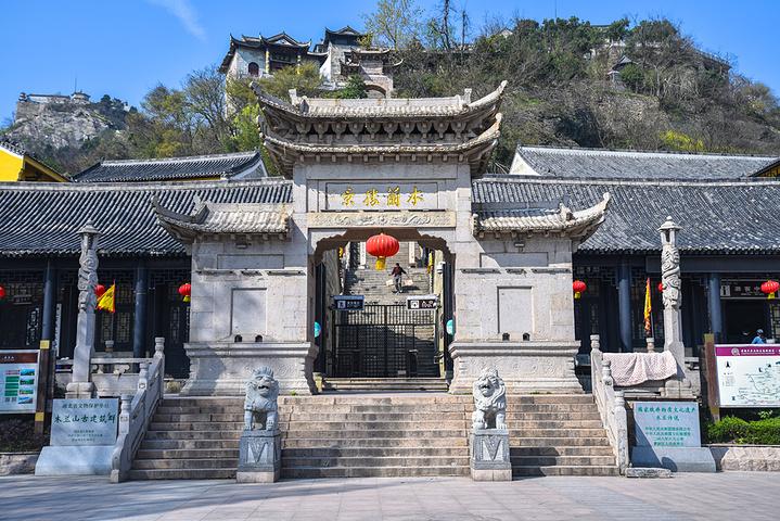 木兰山为荆楚名岳之一不仅以木兰将军的家乡闻名于世而且以自然景观和