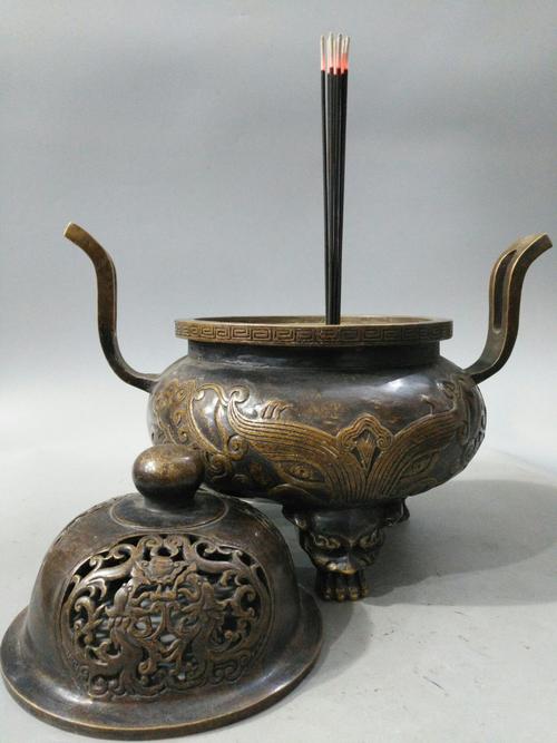 旧藏乾隆年制老黄铜【虎头纹鼎熏香炉】一件 包浆醇厚 沁色入骨