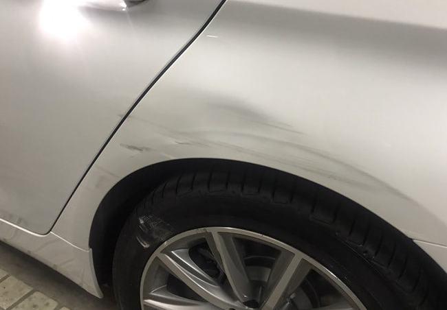 正常情况之下,轻微的刮蹭只伤到了清漆层.