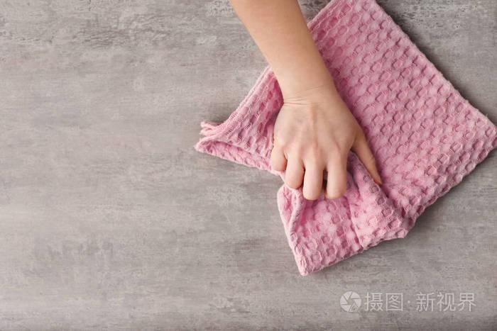 用厨房毛巾擦桌子的妇女照片-正版商用图片0fij77-摄图新视界