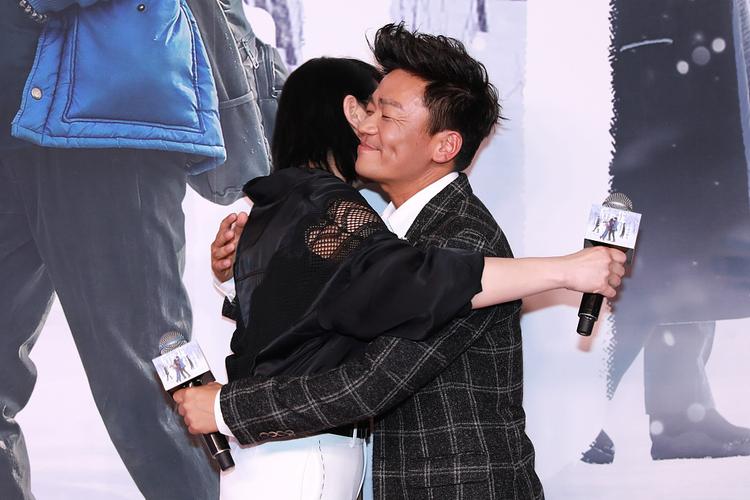 王宝强力挺刘若英新作 13年后姐弟同框感情好