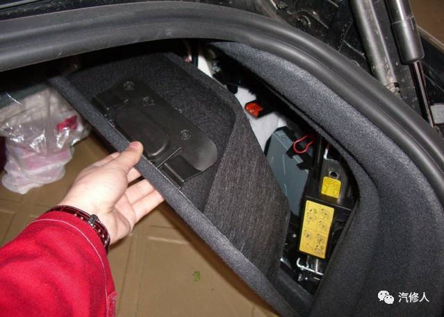 第2步从右侧盖板后找到油箱盖应急开启拉手