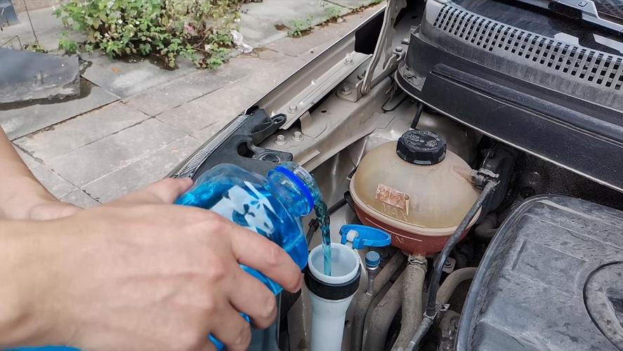 这才是正确加玻璃水的方法,老司机实操演示,小心加错车子要大修