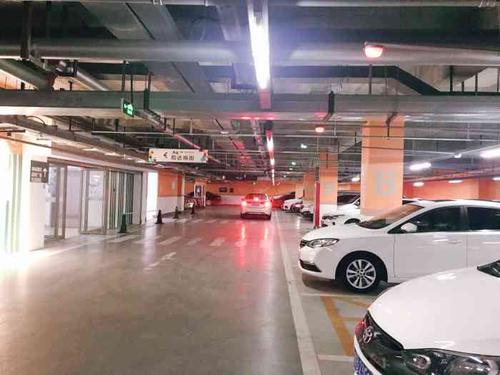 保利广场-停车场-"周末来保利逛一逛,停在了保利的地下停车场.