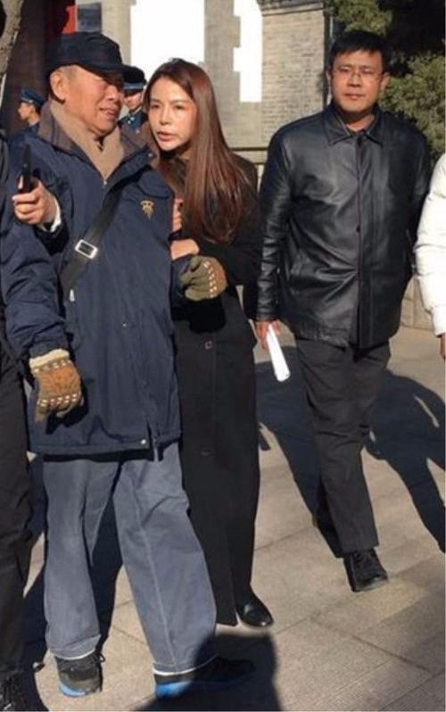 原创朱迅面黄肌瘦,再穿个黑裙,看起来真的好苍老啊!