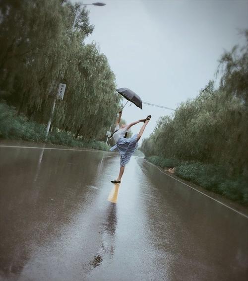 下雨天,没什么娱乐的,来个雨中芭蕾,就是少个男伴,有点小缺憾