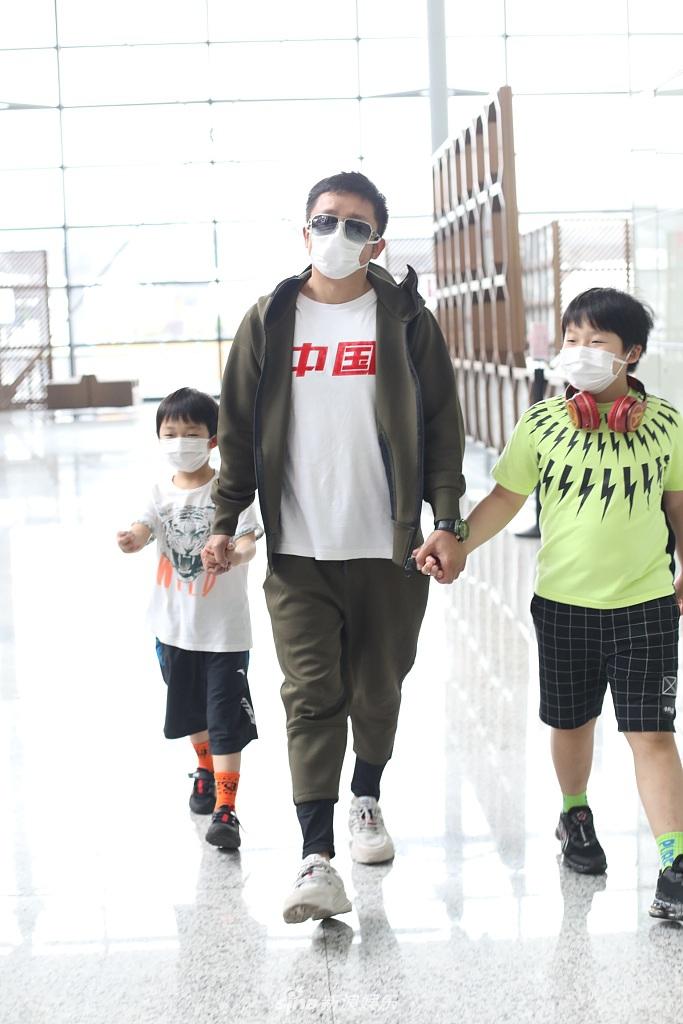 邹市明变孩子王一手牵一个 轩轩兴奋熊