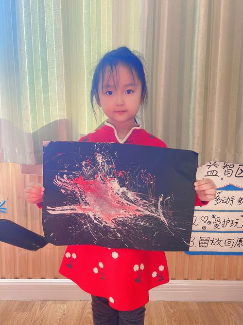 中一班美术奇迹《用绳子画画》