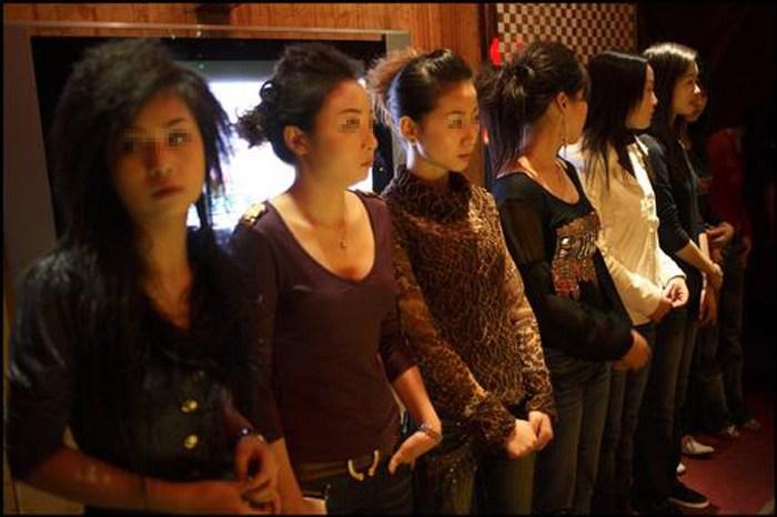 揭ktv陪唱女的真实夜生活 一字排开任客选(组图)