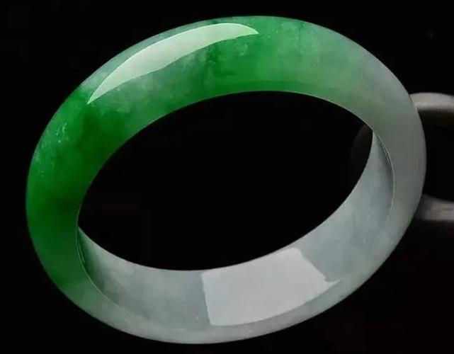 在一家珠宝店看到了一只翡翠手镯,当时这个手镯的标价是60万,后来在