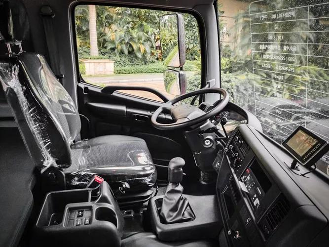 虽然广汽日野对驾驶室做了加高和加长处理,让车内高度和卧铺宽度数据
