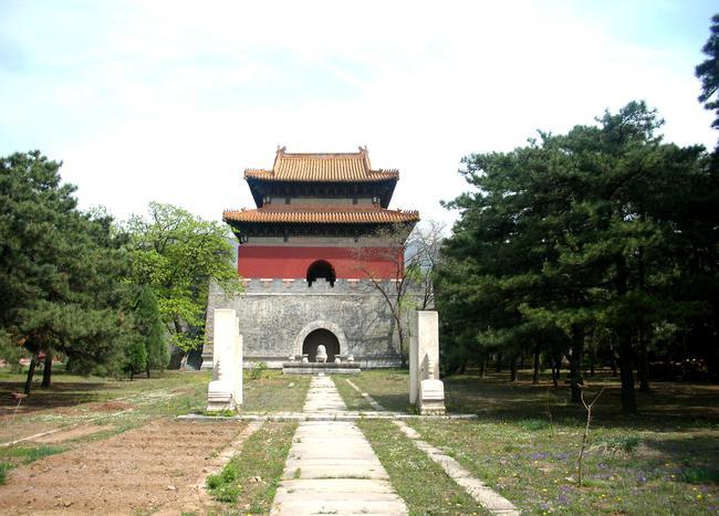 四山云从,拜服归顺,左顺右归,叠叠如端庄美女,贵贱从夫鸟瞰献陵,太行
