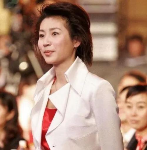 王小丫最近的照片流出 曾是央视著名主持人 她现在的生活怎么样
