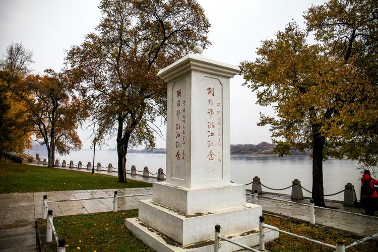 二战终结虎头镇,日军要塞林中走,辽阔深秋北大荒,丰收景色处处有,一水