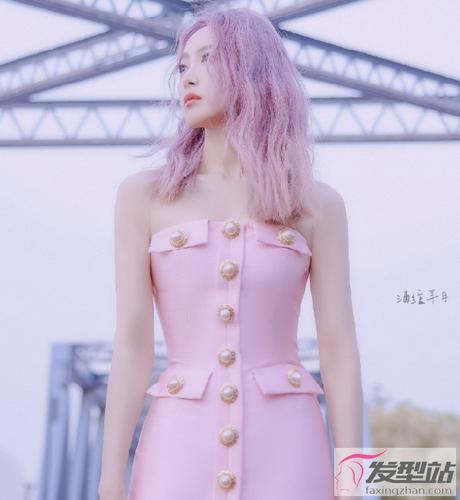 不得不说这一造型真的好美啊,粉紫色和樱花粉人鱼裙的组合,好似美人鱼