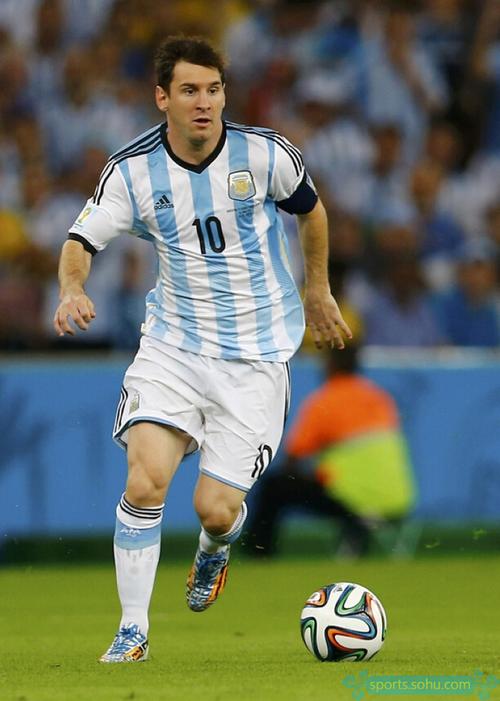 北京时间6月16日,世界杯f组比赛阿根廷迎战波黑,图为梅西带球突破.