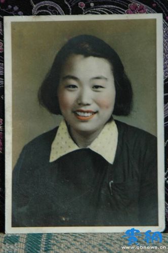 这是老人青年时期至离休时同原国家妇联主任康克清,及老战友,老同志和