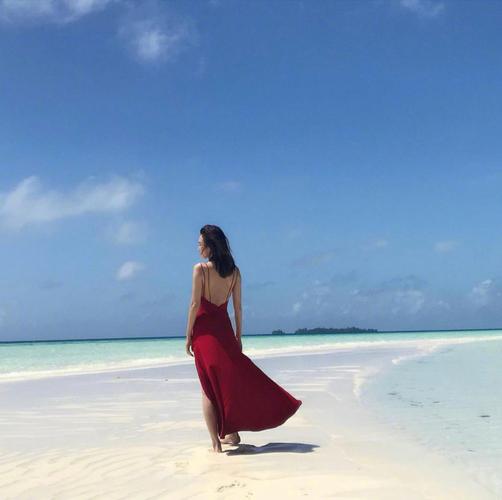 41岁秦岚大胆秀性感身材!穿沙滩裙复古又风情万种,大露背真抢镜