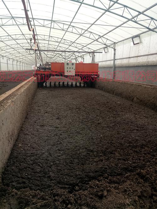 鸡粪发酵翻抛现场