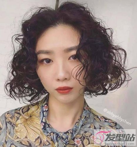 时尚减龄短卷发推荐小姐姐发型这样烫瘦脸显气质