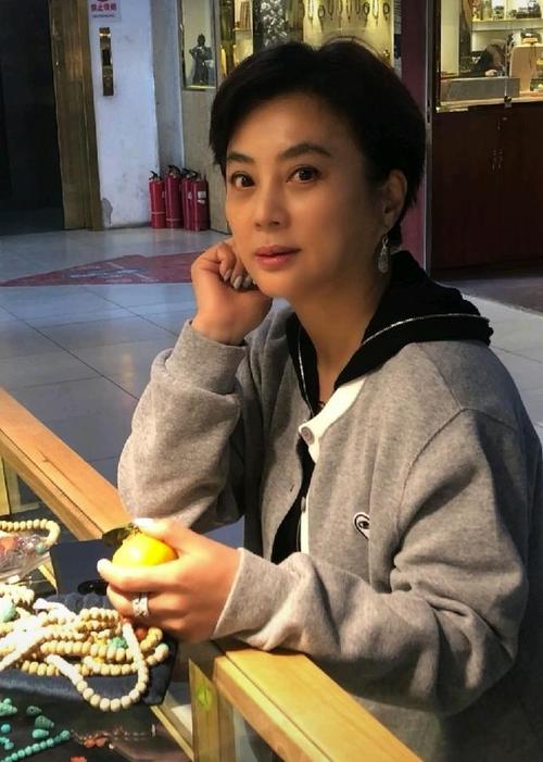 57岁李玲玉近照好甜嘟嘴卖萌笑起来好暖心侧颜美丽显年轻