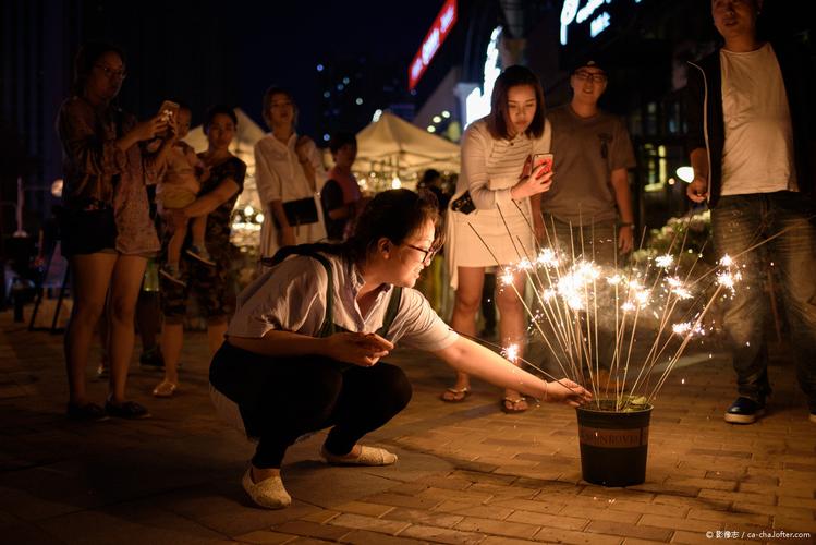 去年夏天大家一起放过的"呲花",台湾人叫"仙女棒".