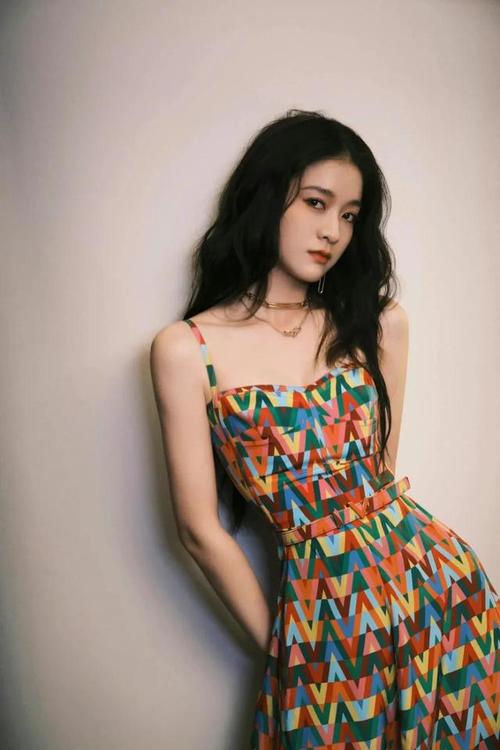 关晓彤与张雪迎穿同款彩虹裙你们觉得谁更好看