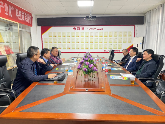 县人民政府副县长龚京榜,县委工业工委会书记,科工局局长陈忠民等陪同