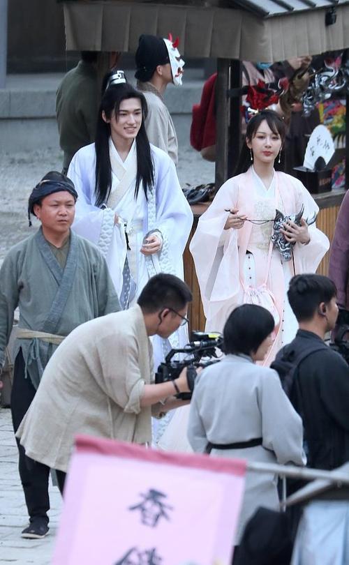 原创杨紫宋亚轩综艺花絮曝光姐弟俩一路上有说有笑感情非常好