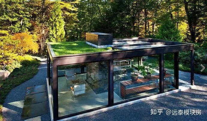 休息区域上方种植了草坪,这点设计非常的特别,既保证了遮挡阳光的问题