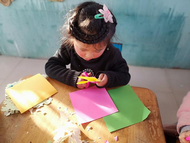 美丽窗花我会剪___粮山幼儿园大班剪纸活动