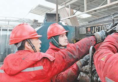 贝肯能源乌克兰钻井项目现场,中乌两国员工正在钻台区作业.
