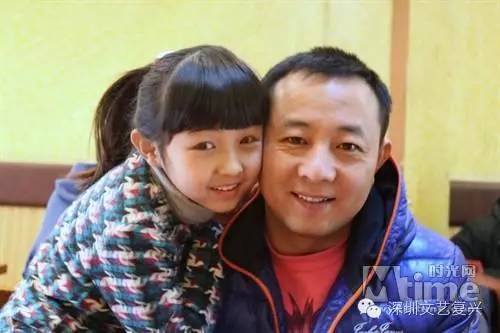 父母都不是干这行的,网传她是富二代,其实不然——    张子枫2001