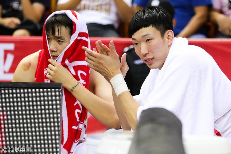 周琦和丁彦雨航.